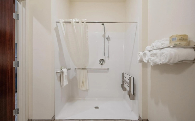 Cobblestone Hotel & Suites - Two Rivers