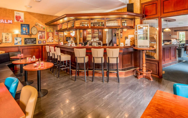 Comfy Chalet With Sunshower, Located in a Forrest