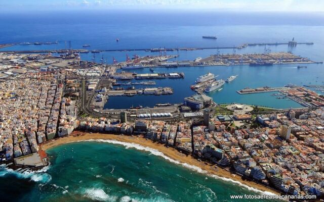 Vives Beach Flat by Canary365