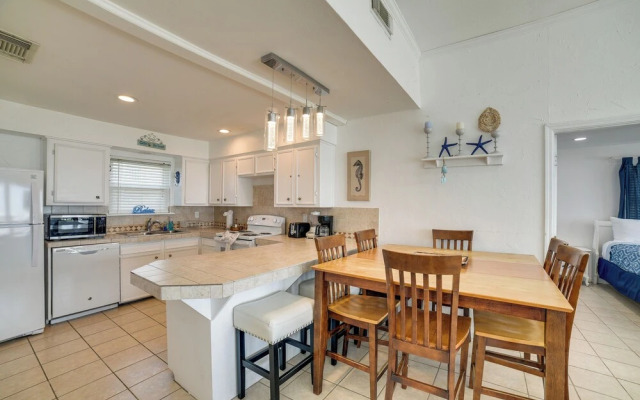 Beachfront Home w/ Pool Access in Galveston!