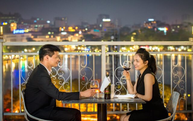 May De Ville Lakeside Hotel