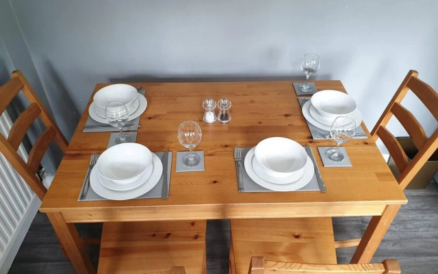 Sleeps 6, Guests&contractors, Wi-fi, Free Parking