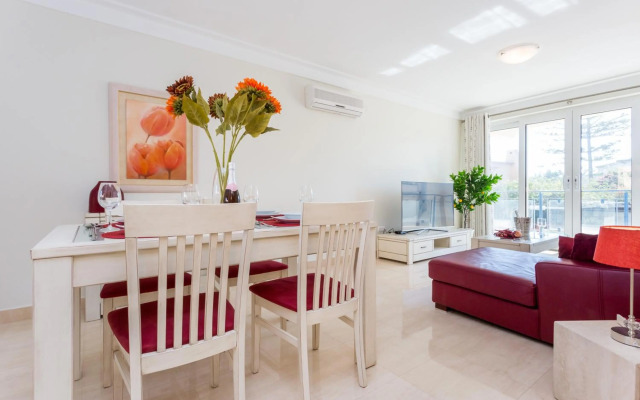 2 bedroom Sea View apartment, private parking