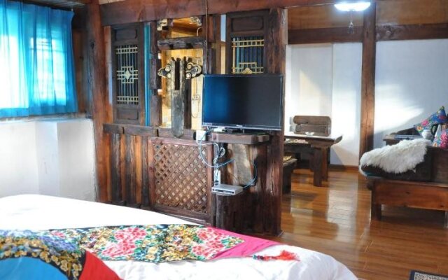 Lijiang Qinglu Courtyard Hotel
