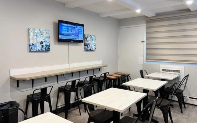 Econo Lodge Motel Village