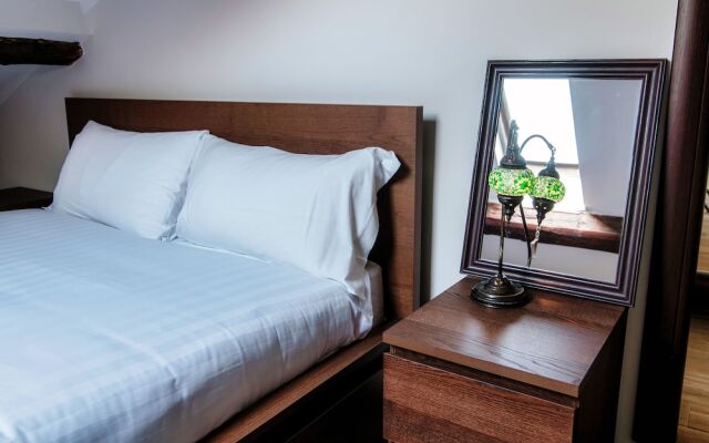 JOIVY Stylish Flat, 5-Minute Metro Trip To Centre