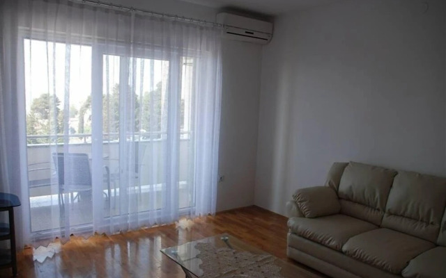 Markle - Swimming Pool and Sunbeds - A4