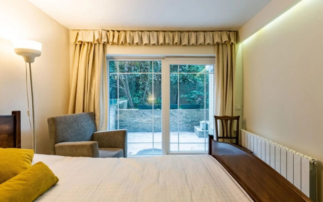 Stylish Flat With Backyard Near Malls in Besiktas