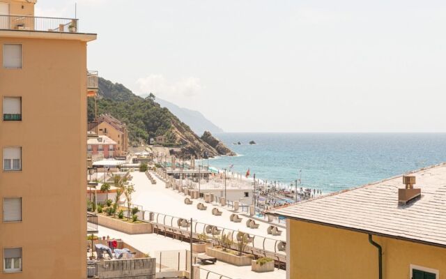 Deiva Marina Sea View Flat with Garage