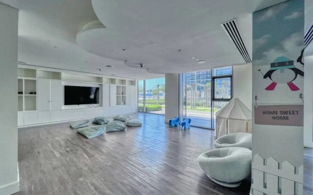 Bright 2BR in top Creek Rise Tower