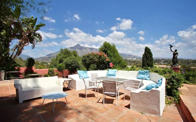 Romantic Puerto Banus Villa, Sea Mountain Views