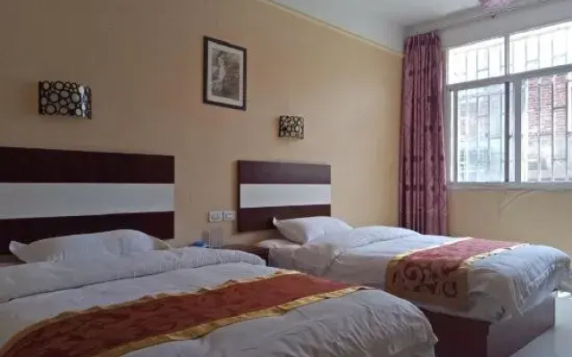 Zhaotong Qunhang Hotel