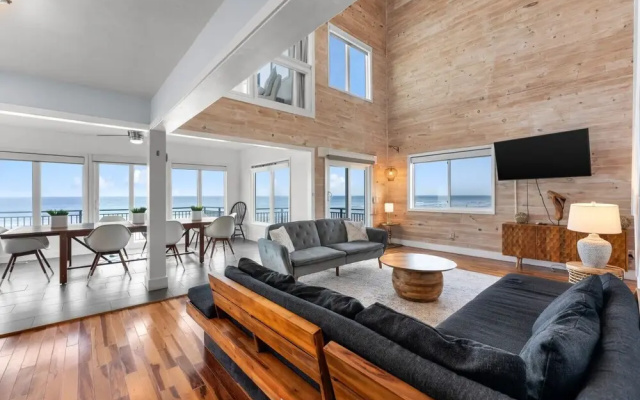 Pool, 7 Bedrooms, Direct Oceanfront, 4 Kitchens