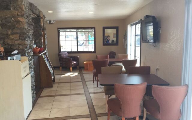 Oakhurst Lodge