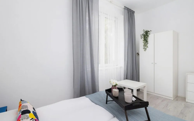 Cozy Apartment Aleja Kijowska by Renters