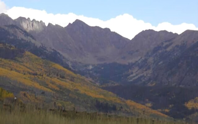 Condo with Onsite Pool & Hot Tub, Free WiFi & Garage Parking by RedAwning