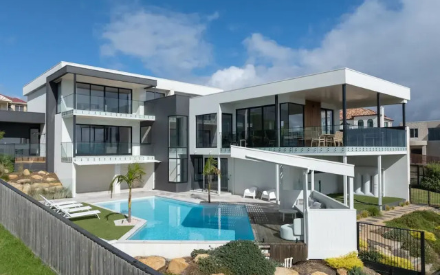Bayview Luxe Entertainer Pool World Class View