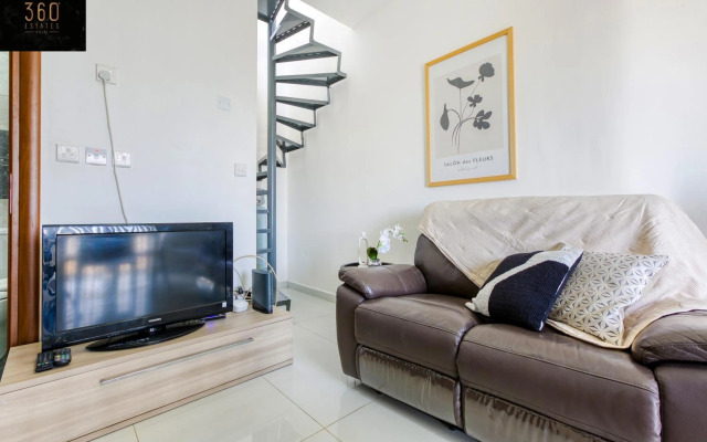 Spacious, 1BR duplex off UNI/Hospital with WIFI by 360 Estates