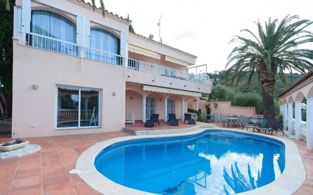 Villa With 5 Bedrooms in El Mas Fumats, With Private Pool, Enclosed Ga