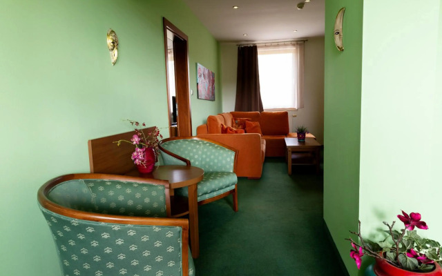 Max Inn Hotel