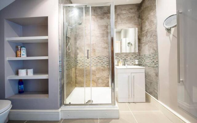Clifton Spacious 3 Bed Apt & Parking-Simply Check In