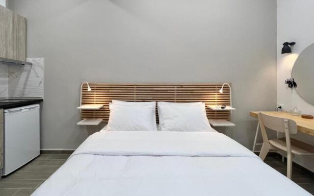 #Aura Studios & Suites F24