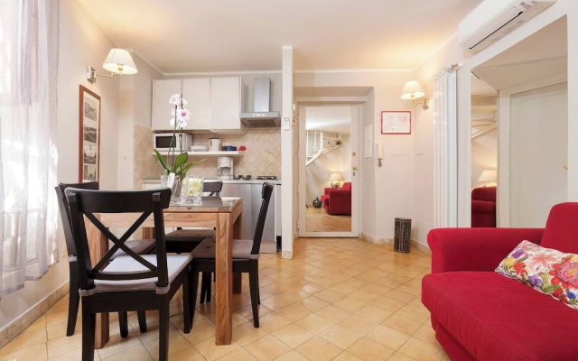 Renoir Small Loft on Giulia Street