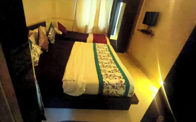 Sada Shiv Guest House near Ganga river