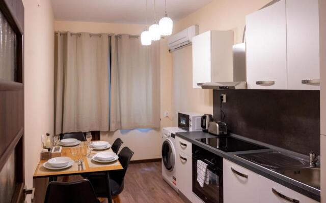 Design 1bdr Apartment in Top Center - Free Parking