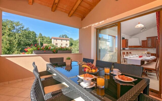 Splendid Villa in Vižinada with Hot Tub