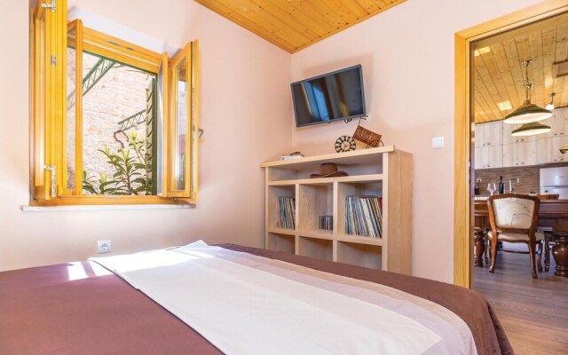 Amazing Home in Tucepi With Wifi and 1 Bedrooms