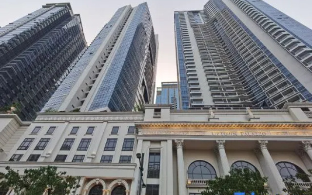 Thompson Suites BGC (Uptown Parksuites)