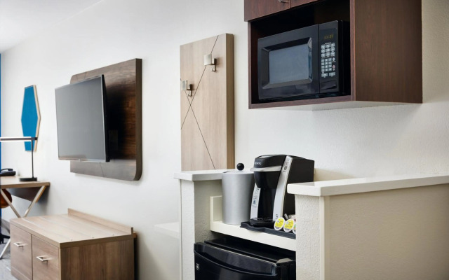 Holiday Inn Express & Suites Bridgeport by IHG