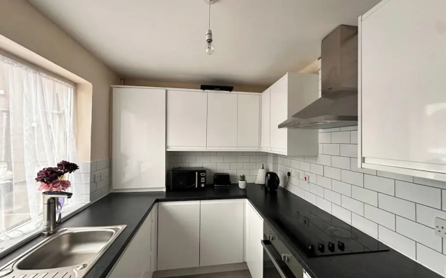 2 Bedroom Apartment-sleeps 6-parking-wifi