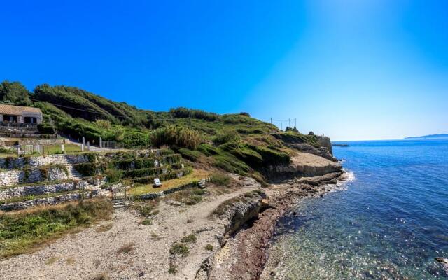 Villa Quietude, beach front villa with a pool