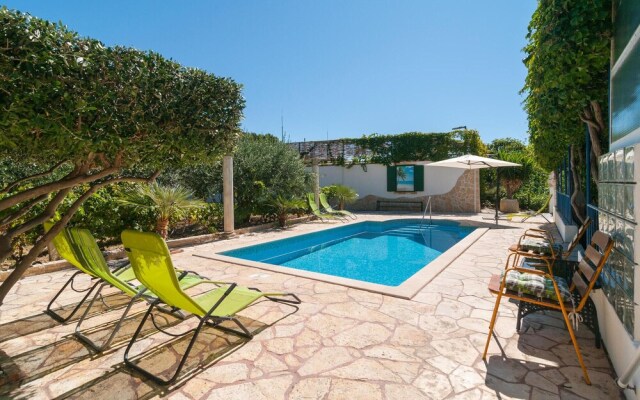 Beautiful Home in Dugi Rat With 3 Bedrooms, Wifi and Outdoor Swimming Pool