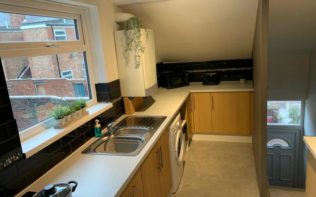 Rectory - Lovely 4 bedroom maisonette Gateshead free parking