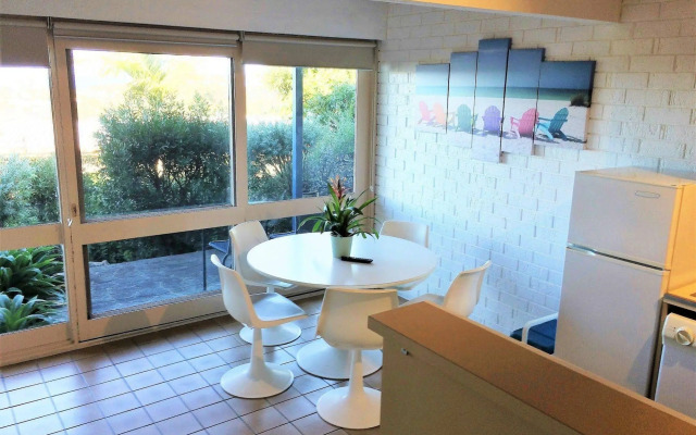 Pacific Heights Holiday Apartments and Munn’s Tower House