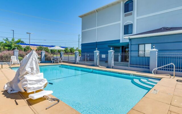 Days Inn & Suites by Wyndham Prattville-Montgomery