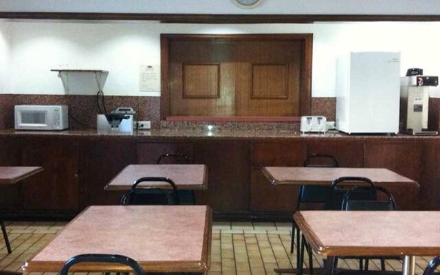 Oaktree Inn and Suites