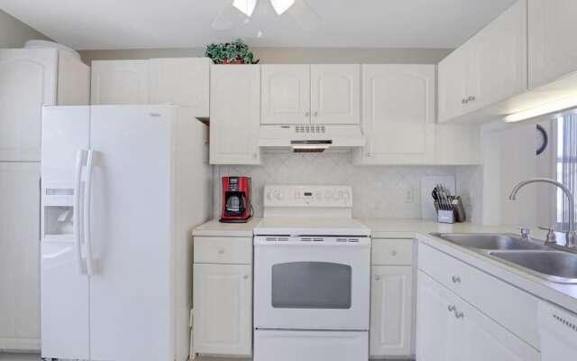 Bright Condo in Community With Pool/steps to Beach