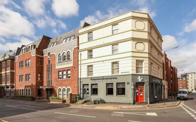 Select Serviced Accommodation - Summit House
