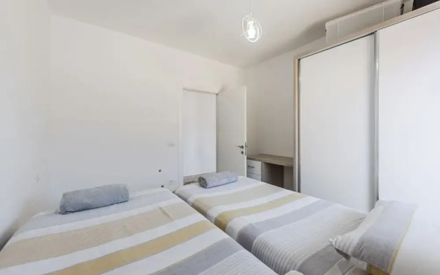 Urban Scene - Free Parking