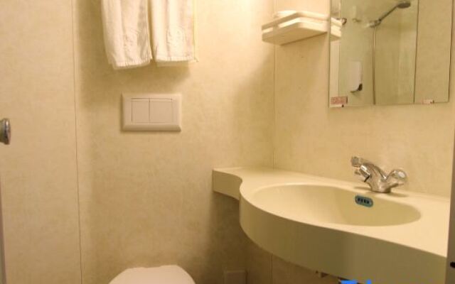 yinglun Hostel (Shenzhen North Railway Station)