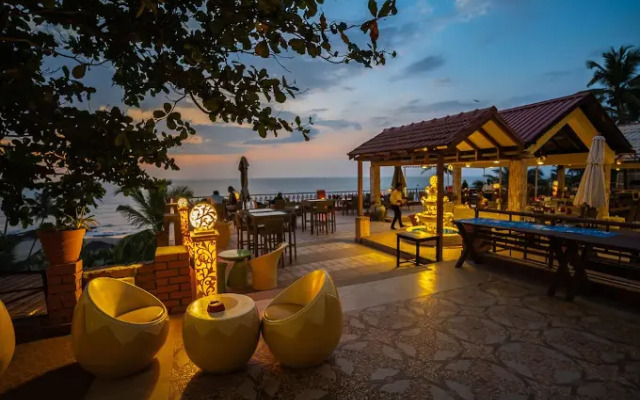 Alcove Beach Resort