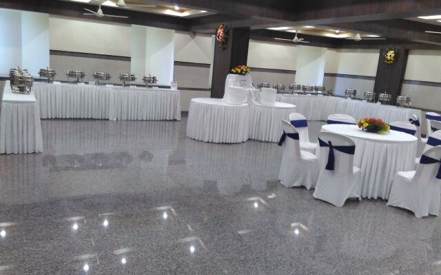 Hotel Raj Vista - Suites & Convention