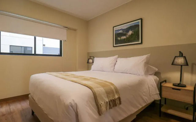 w Radiant 2BR w Great Balcony Near Kennedy Park