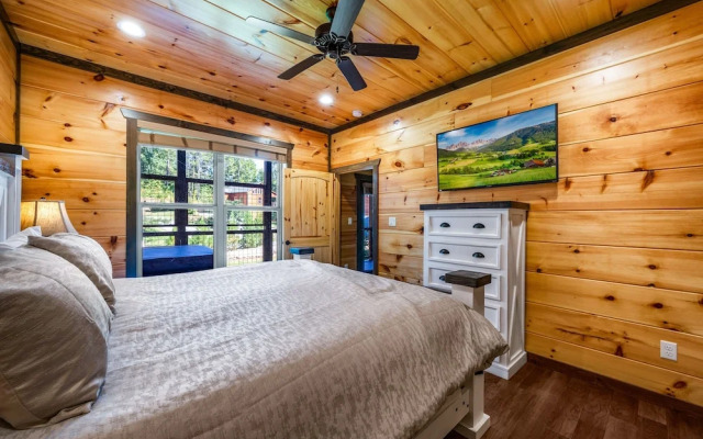 Mountain Skyy 3 Bedroom Cabin by RedAwning