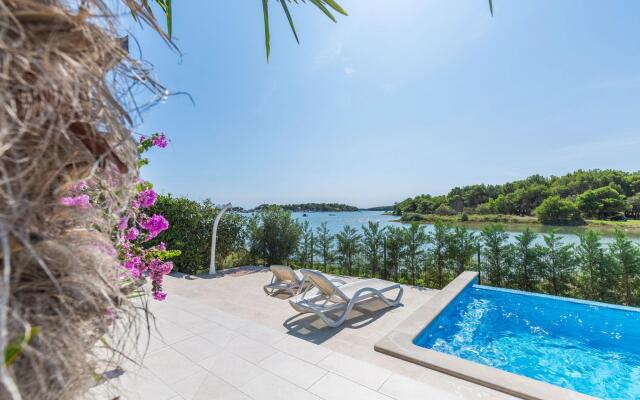 Escape - 20 m From sea - White