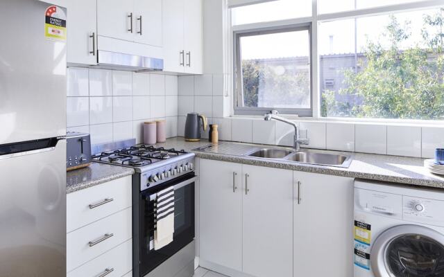 1 Bedroom Apt With Parking Stroll to Elwood Beach